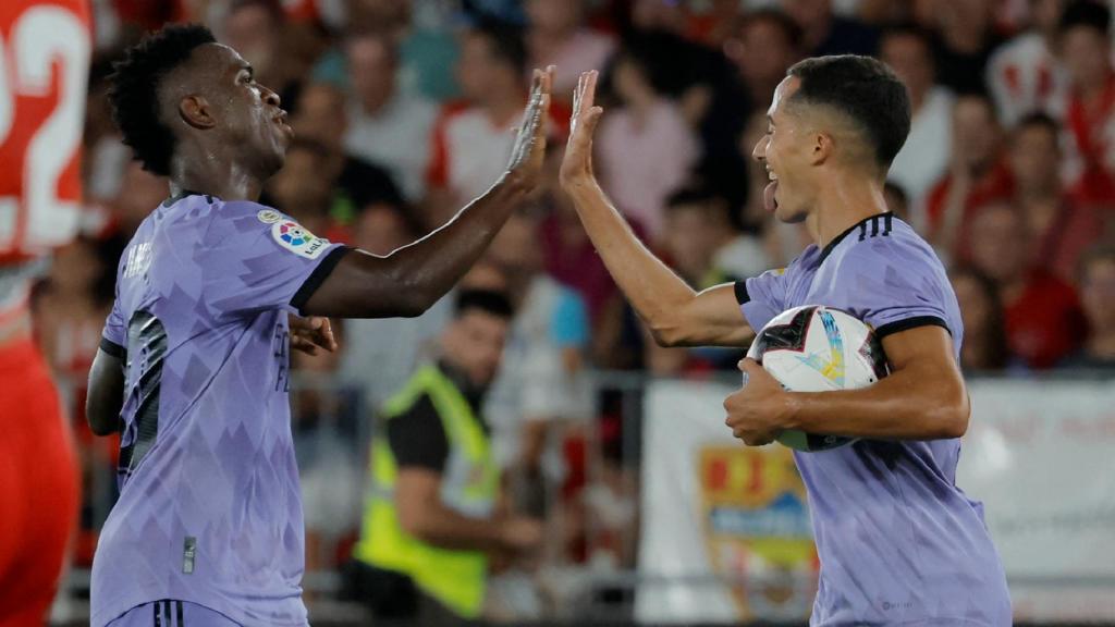Vinicius y Lucas Vázquez celebran el gol.