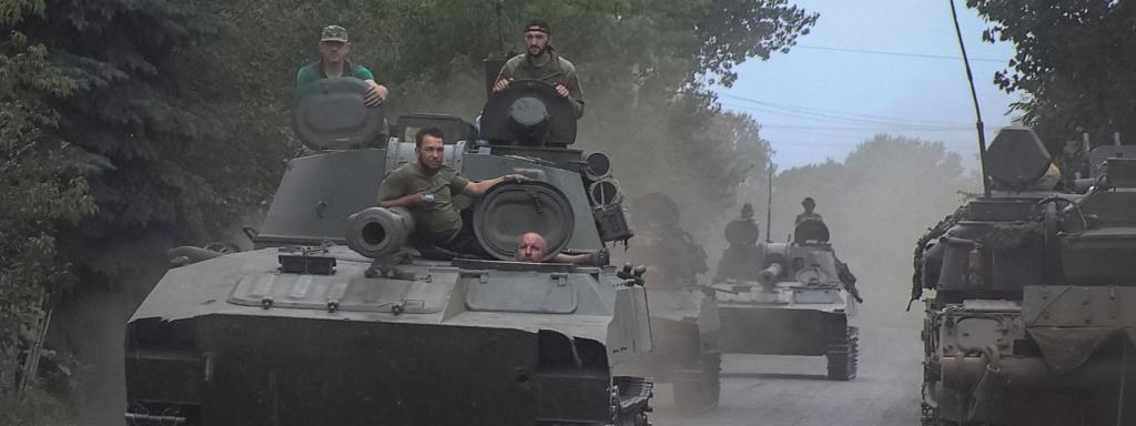 Un soldado ucraniano, junto a un obús howitzer en la región de Mikholaiv este sábado 13 de agosto