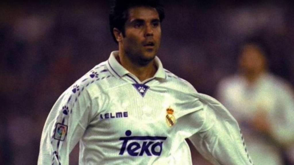 Carlos Secretario en un partido con el Real Madrid.
