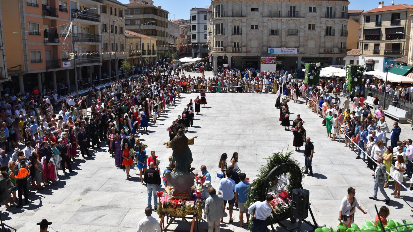 Imágenes de la procesión, ofrenda floral, damas y verbena en las Fiestas de Guijuelo 2022