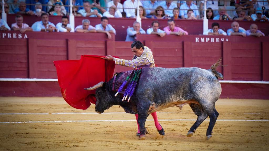 Paco Ureña, ante el primero de la tarde.