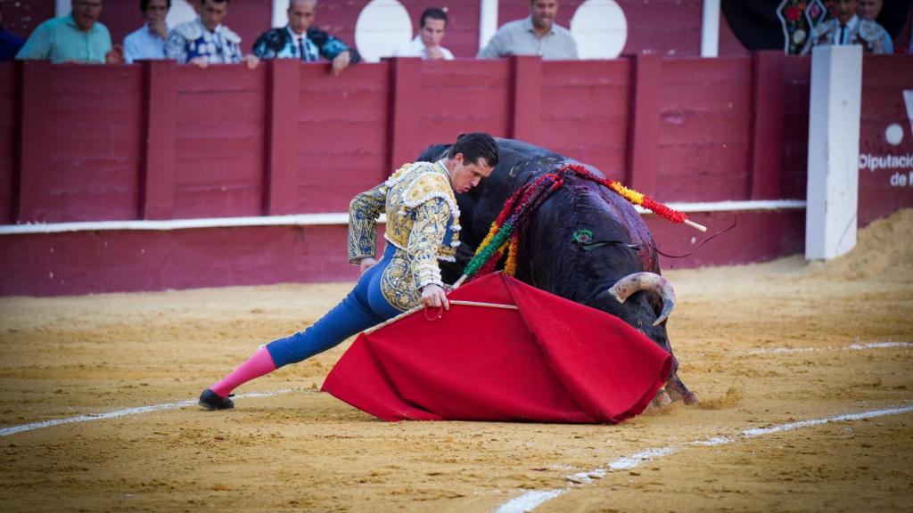Daniel Luque, ante el segundo toro del festejo.