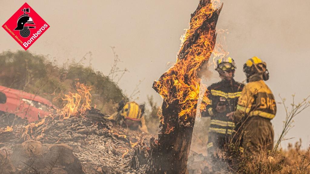 Bomberos trabajando en la extinción del incendio, este fin de semana.