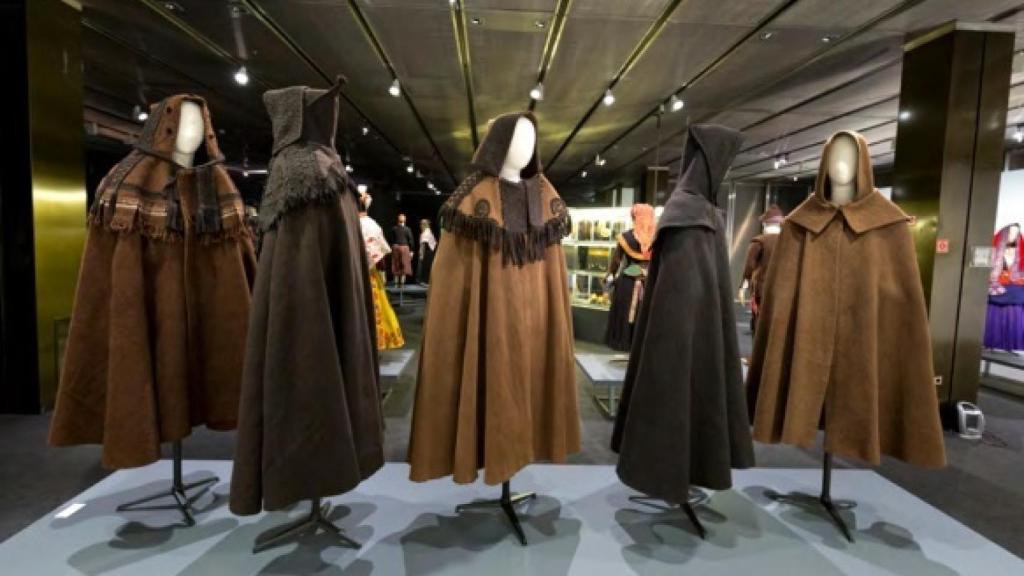 Exposición de la capa parda alistana de Zamora en el Museo del Traje de Madrid.