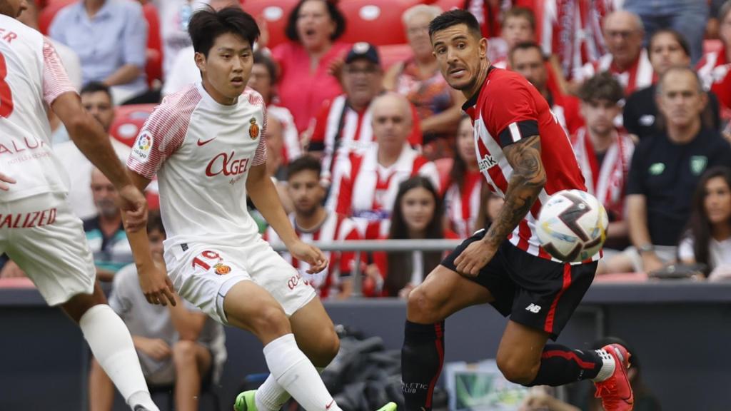 Yuri Berchiche, en acción con Lee Kang-in en el Athletic - Mallorca de la jornada 1 de La Liga 2022/2023