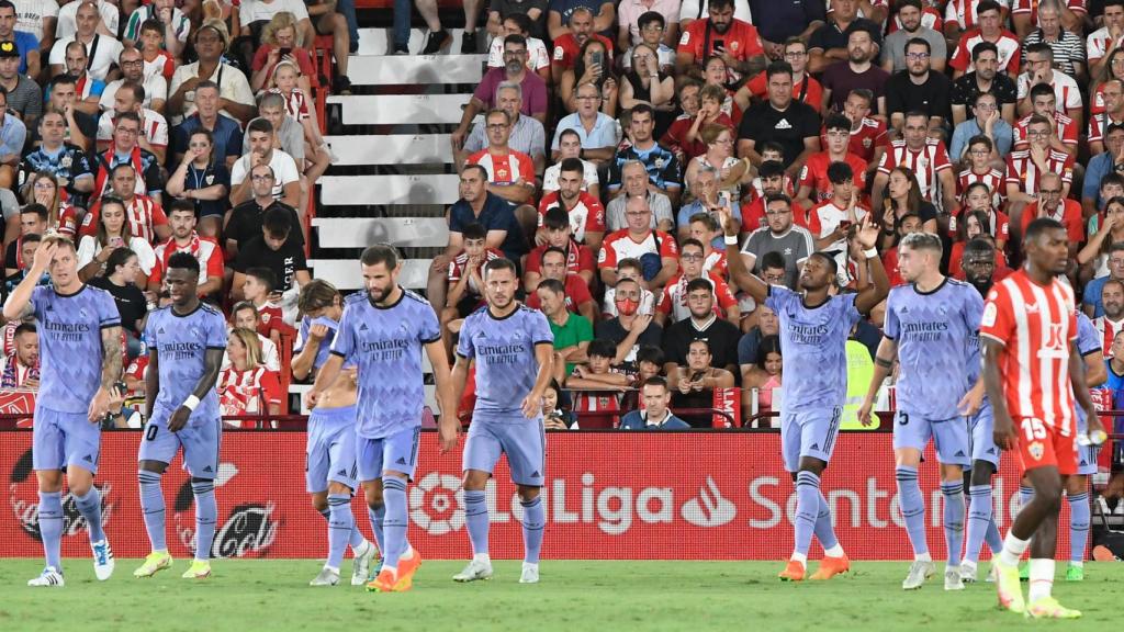 Los jugadores del Real Madrid celebran el gol de David Alaba.
