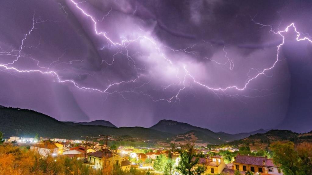 Tormenta eléctrica en Hellín (Albacete). / Foto compartida por Meteo Hellín.