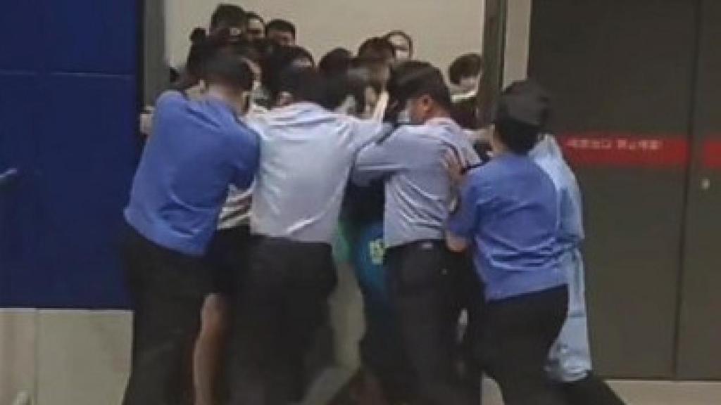 Las autoridades tratan de que los compradores no huyan de la tienda.