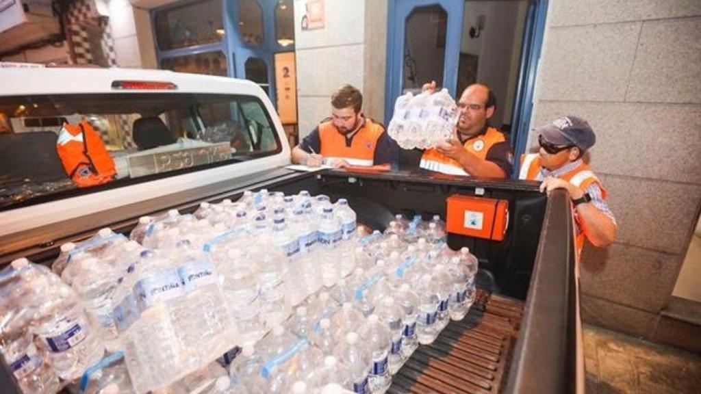 Reparto de agua embotellada entre los vecinos de Malpica (A Coruña).