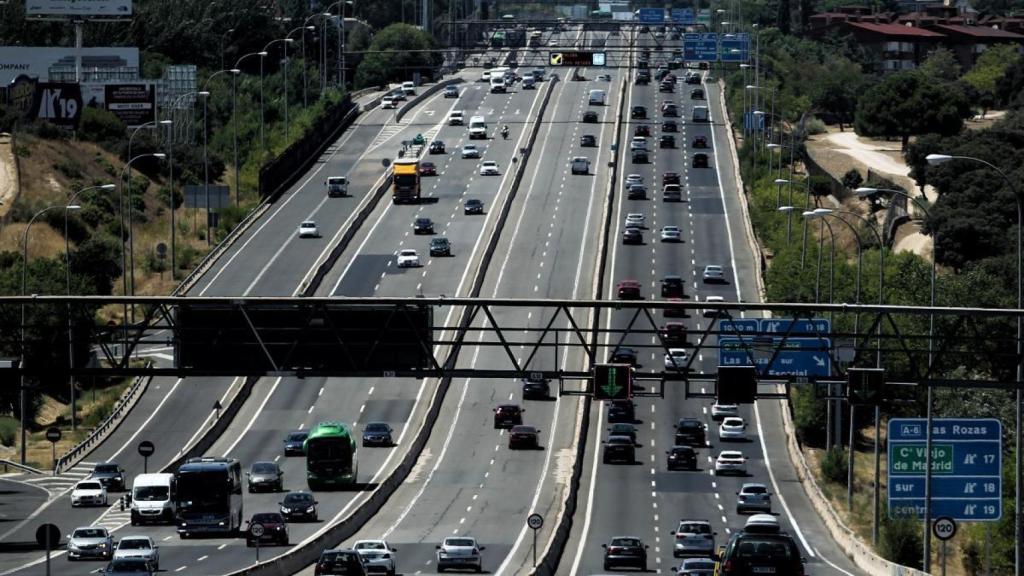 Coches en la  A-6 en Madrid.