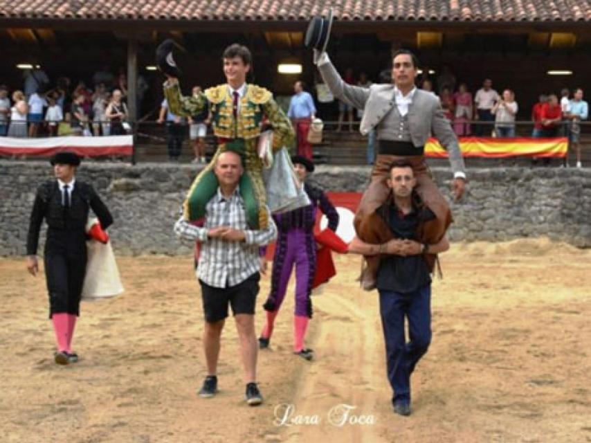 El novillero Daniel Medina a hombros