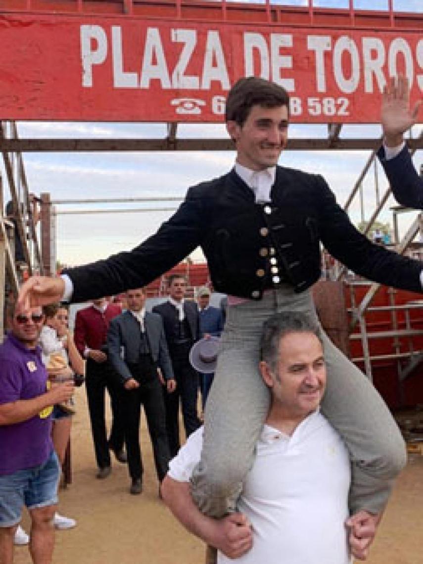 El novillero de Nava del Rey triunfó en el festival de Tábara