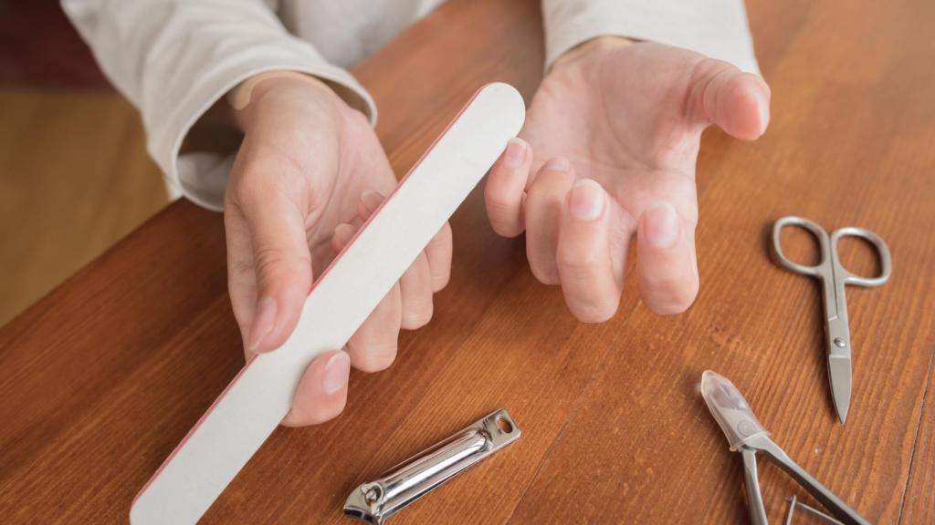 Primer plano de unas uñas quebradizas.