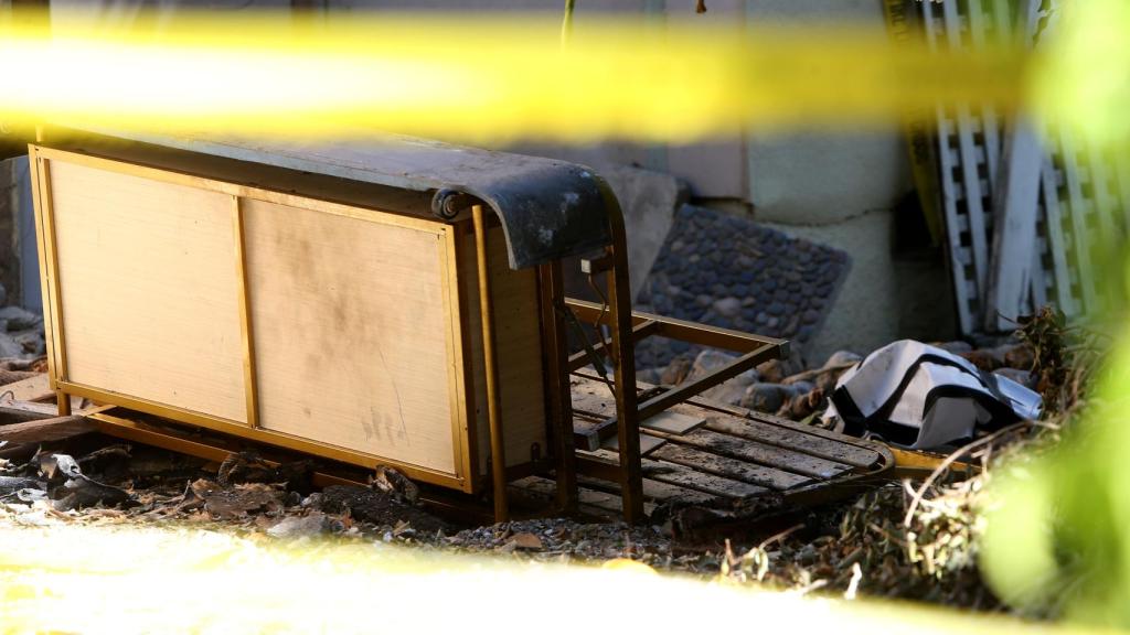 Destrozos en la casa contra la que Anne Heche tuvo el accidente de tráfico.