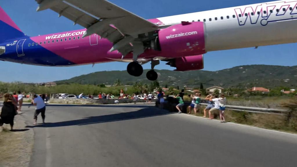 Avión pasando a escasos metros de los viandantes.