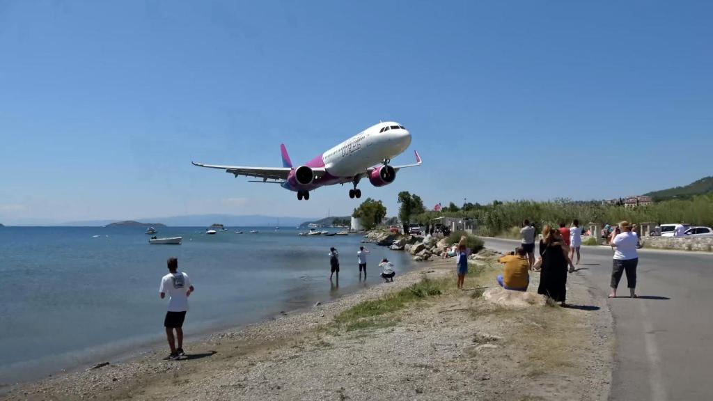 Airbus A321neo aterrizando en Scíathos.