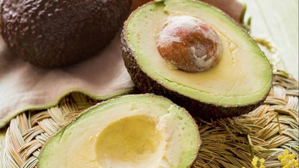 Un aguacate abierto.