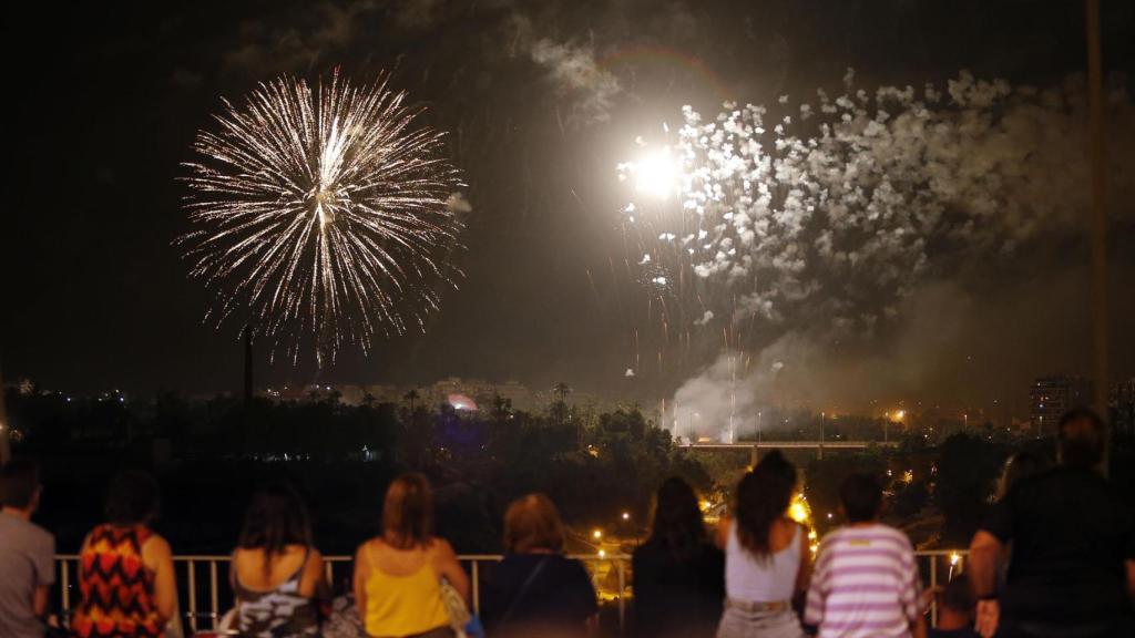 Varias personas observando la Nit de l'Albà, la noche del lunes.