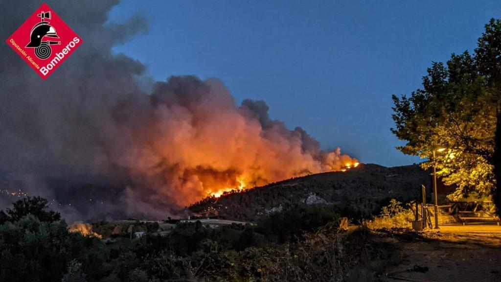 Labores de extinción del incendio durante la noche del lunes.