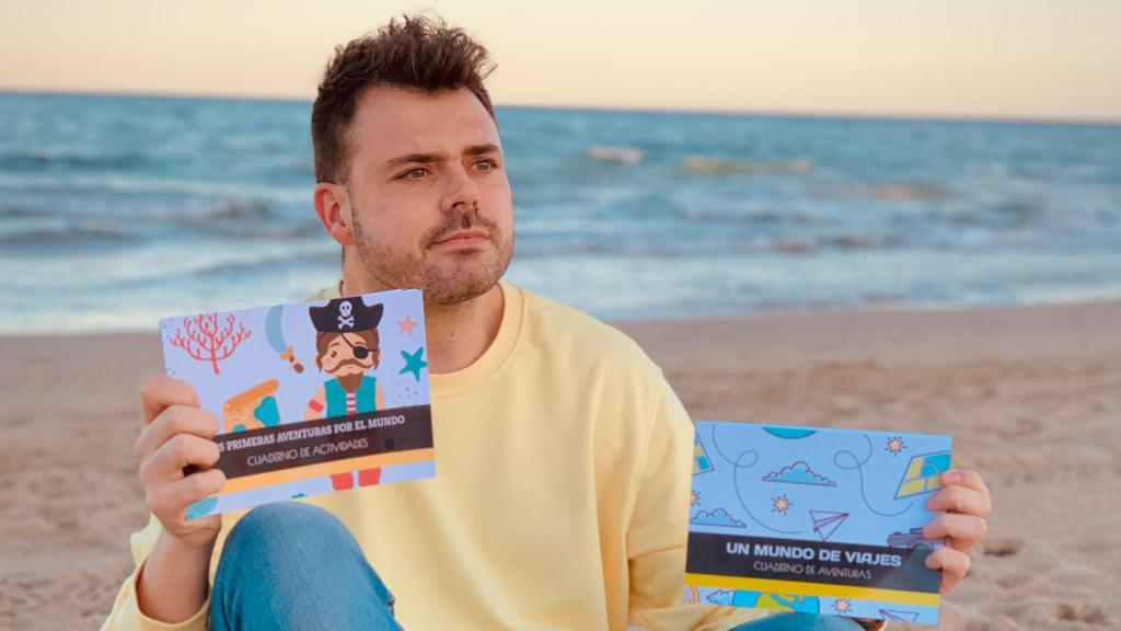 Rubén García, con dos ejemplares de su guía de viajes.