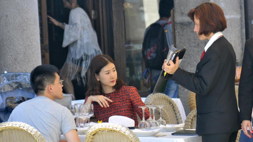 Unos turistas chinos pasan sus vacaciones enEspaña.