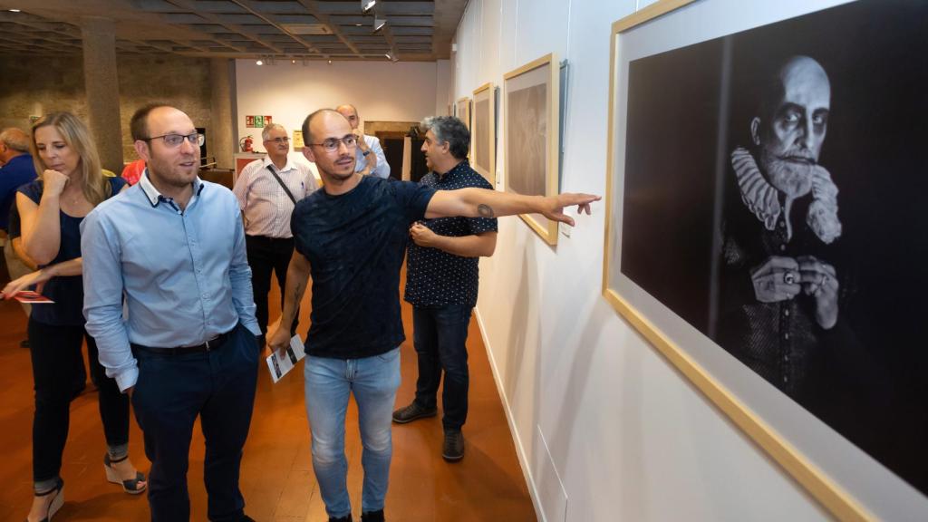 José Vicente junto con el alcalde de Ciudad Rodrigo, Marcos Iglesias, en la inauguración de la exposición fotográfica