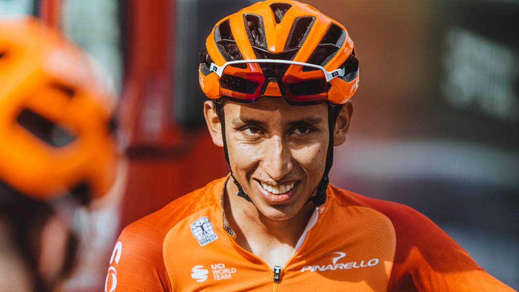 Egan Bernal durante un entrenamiento con sus compañeros