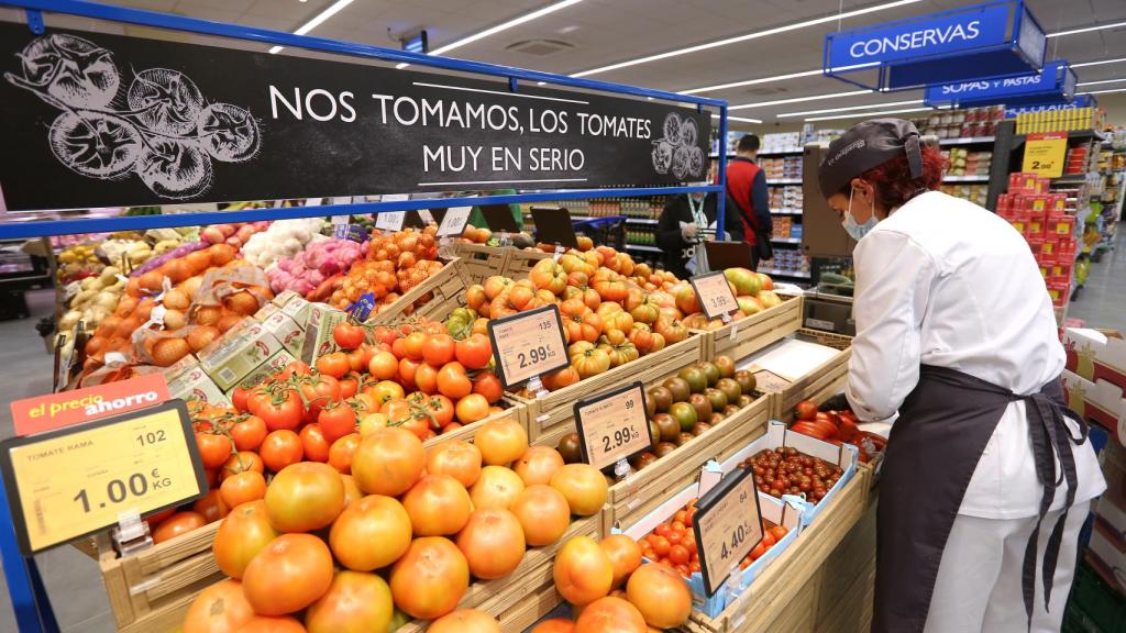 Una empleada trabaja en un supermercado de Toledo.
