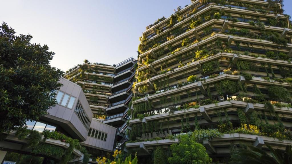 Jardín colgante en una ciudad