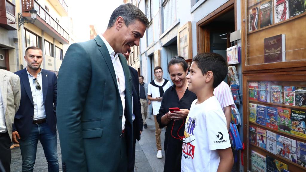 Pedro Sánchez durante su visita de este martes a la isla de La Palma.