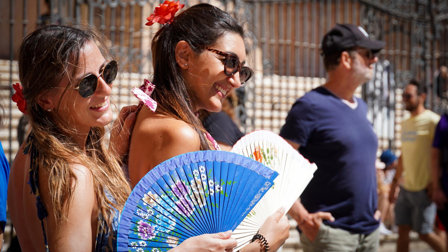 Dos mujeres en la Feria de Málaga.