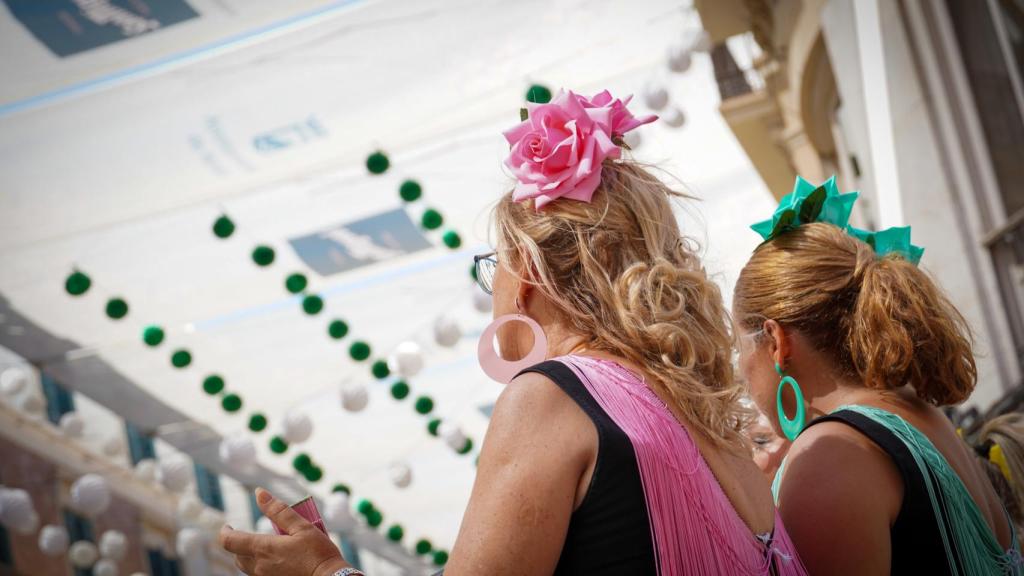 Dos mujeres, en la Feria de Málaga.