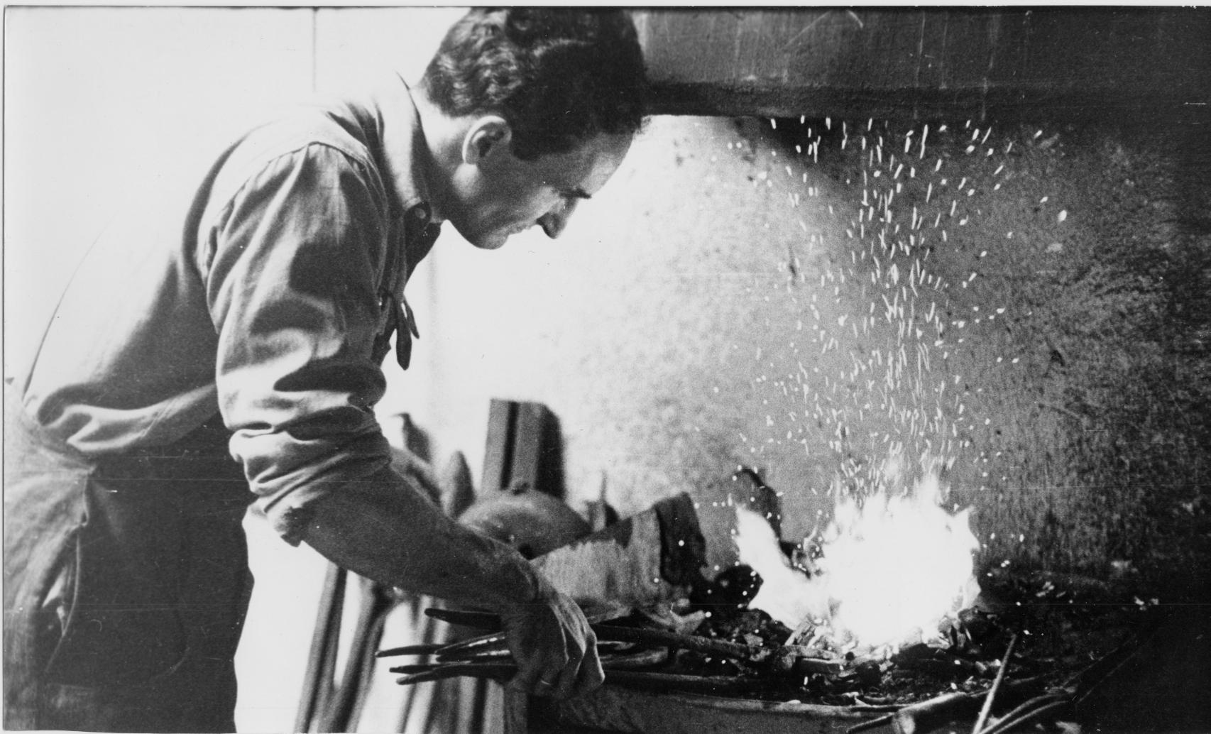 El escultor en la forja (1952). Sucesión Eduardo Chillida y Hauser & Wirth. © Zabalaga Leku. San Sebastián, VEGAP, 2022. Foto: Gonzalo Chillida Juantegui