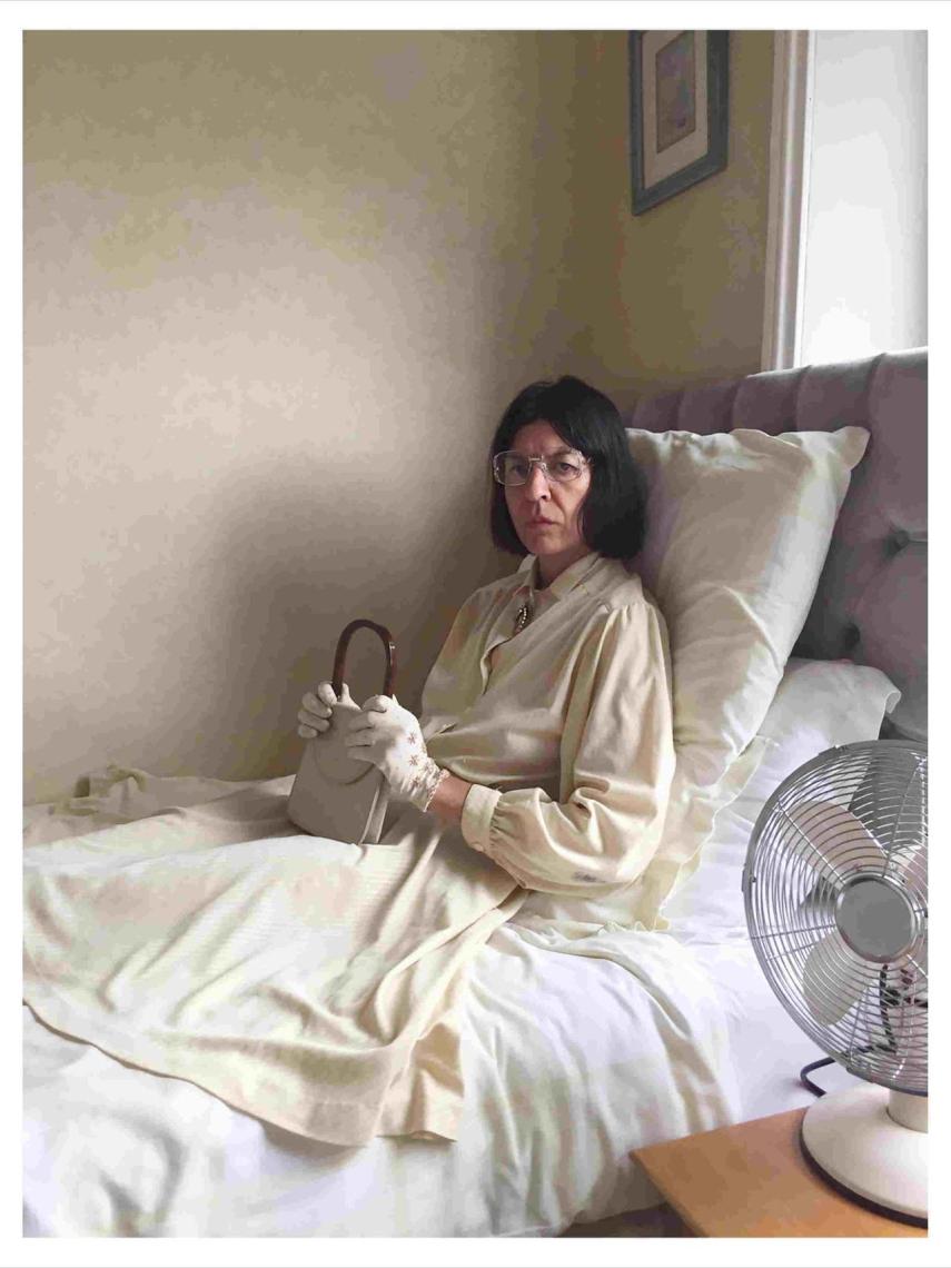 Gana fama y échate a la cama reza la imagen de Miss Beige.