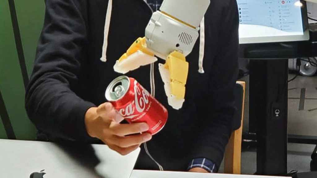 Robot de Google sirviendo a Fei Xia, científico de Google.