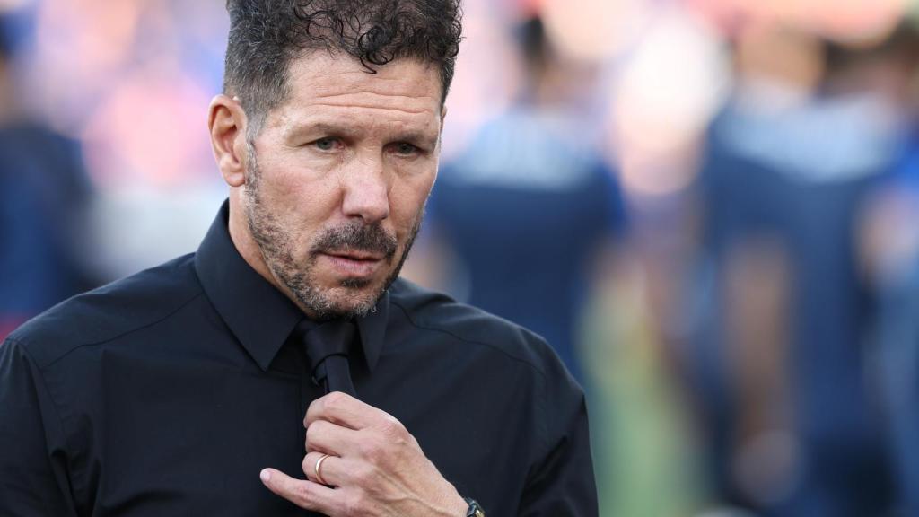 Diego Pablo Simeone se ajusta la corbata