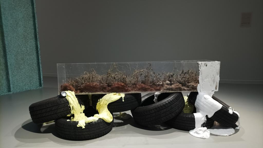 La obra de Marian Garrido 'Hair of the Dog', incluida en la exposición 'Las malas'