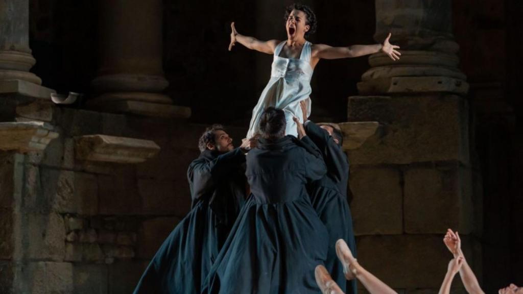 Un momento de 'La tumba de Antígona' en versión de la compañía Karlik Danza-Teatro. Foto: Jero Morales/Festival de Mérida