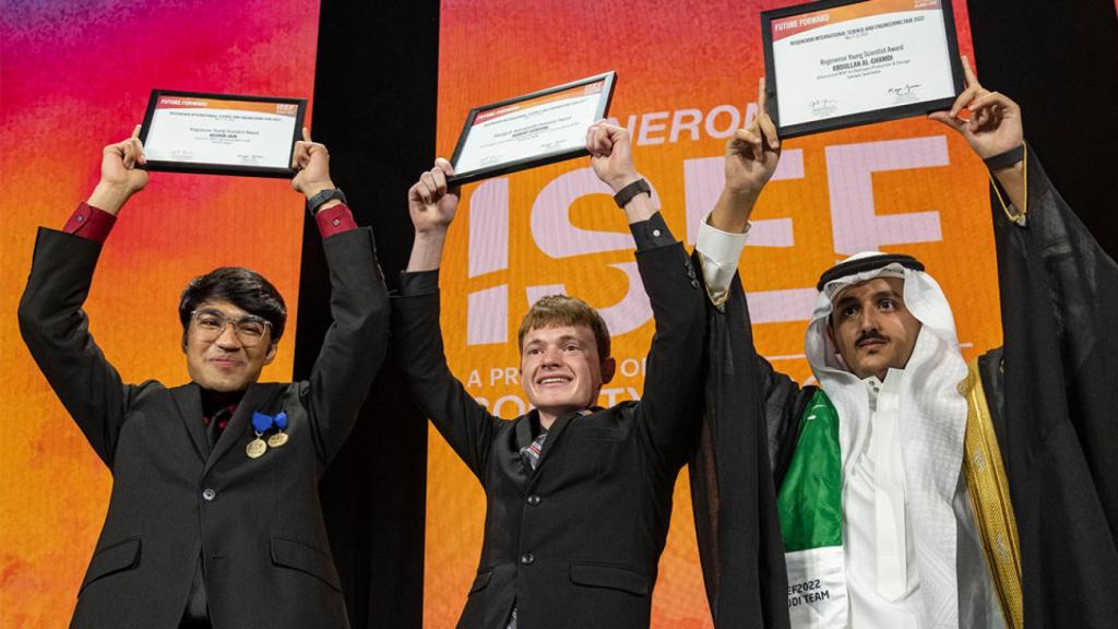 Robert Sansone con los otros ganadores del certamen