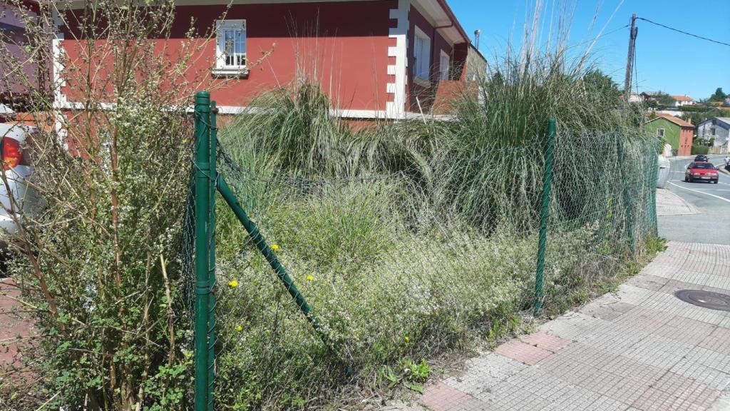 Parcela junto a la rotonda de Os Condes