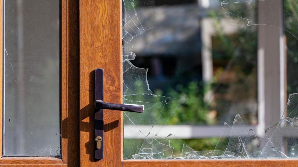 Imagen de archivo de un impacto de bala en un cristal.