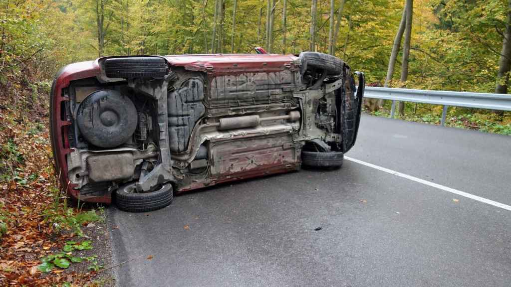 Imagen de archivo de un coche volcado.
