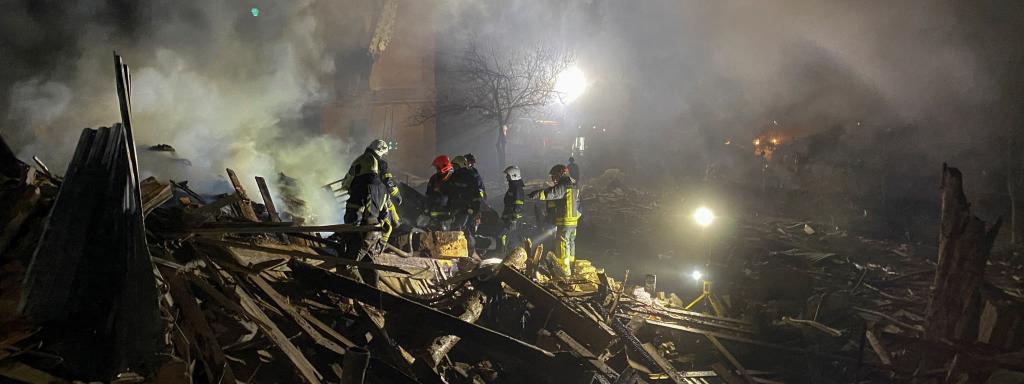 Las operaciones de rescate en un edificio residencial en Járkov.