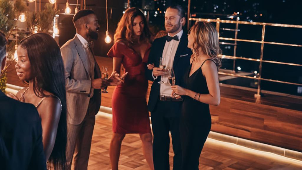 Un grupo de amigos disfrutando en un cóctel.