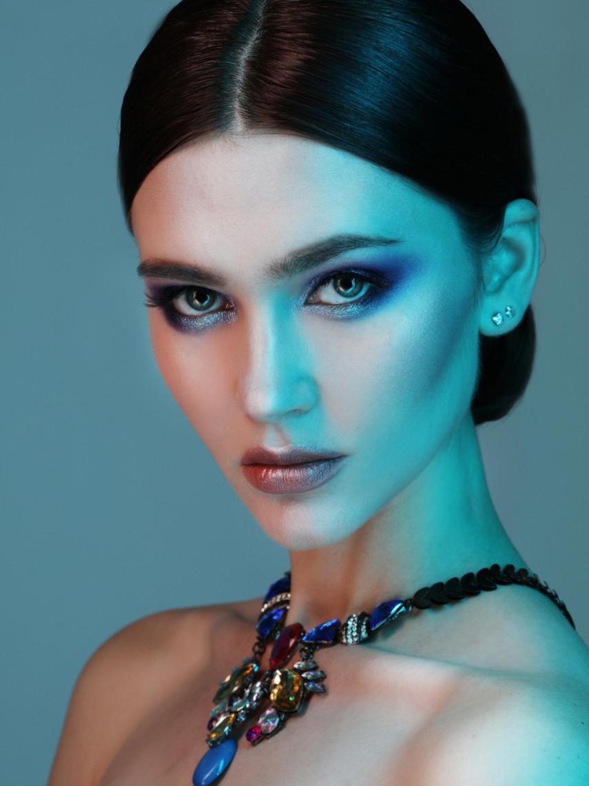 Mujer con gran collar.