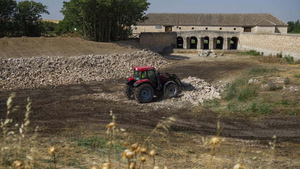 Un tractor trabaja en una zona que debería estar llena de agua
