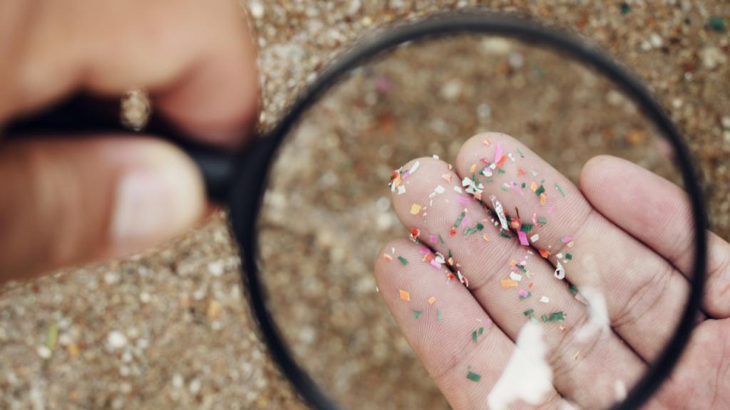 Una persona sostiene microplásticos en la mano