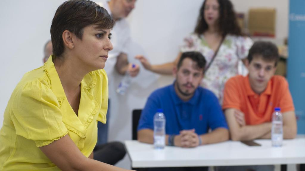 La ministra de Política Territorial y portavoz del Gobierno, Isabel Rodríguez, durante su visita este jueves a la librería Serendipia, en la que se reúne con jóvenes para charlar sobre el Bono Cultural.