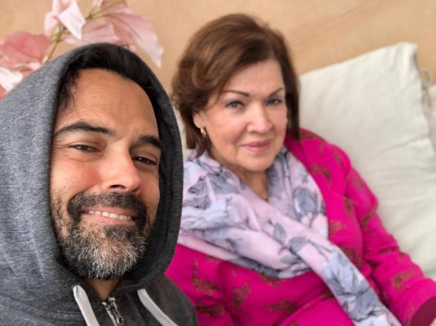 Ricardo Rodríguez, junto a su madre.