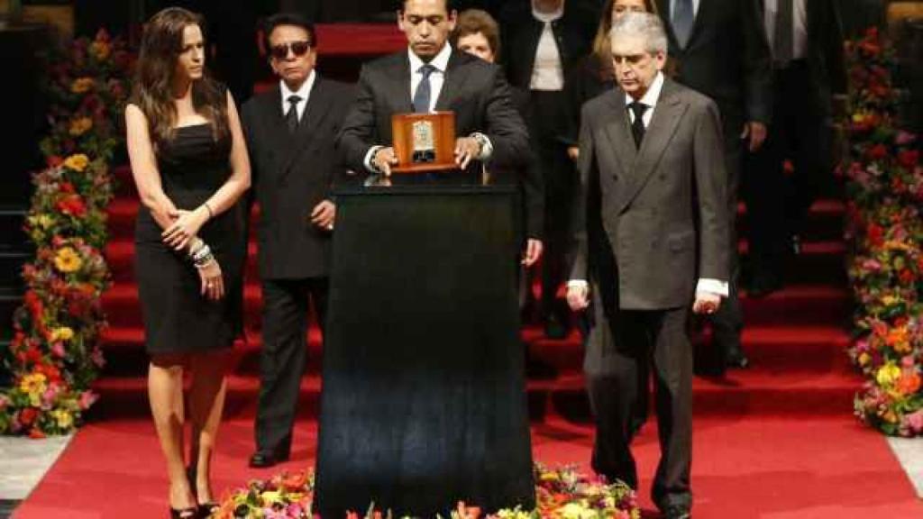 Iván, el hijo biológico de Juan Gabriel, con las cenizas de su padre.